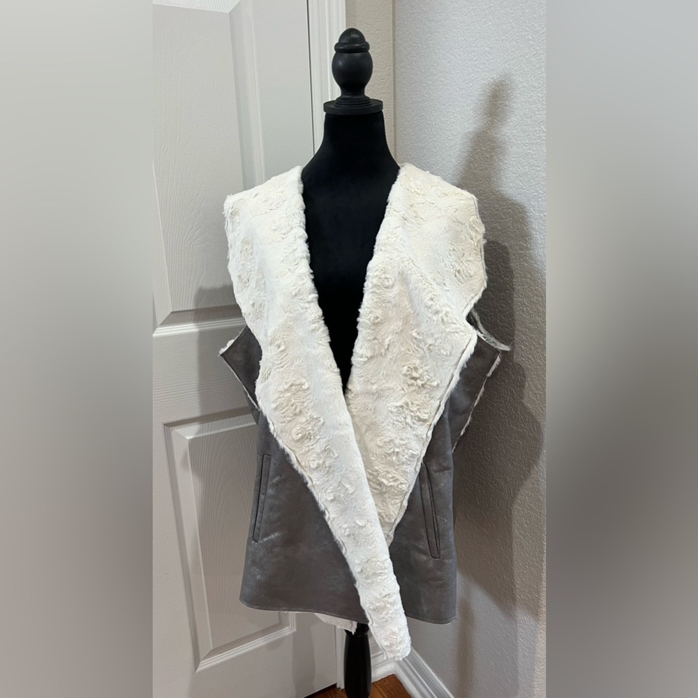 NWT CJ BANKS METALLIC SILVER FAUX SUEDE - FUR LAMB VEST  Size 2X